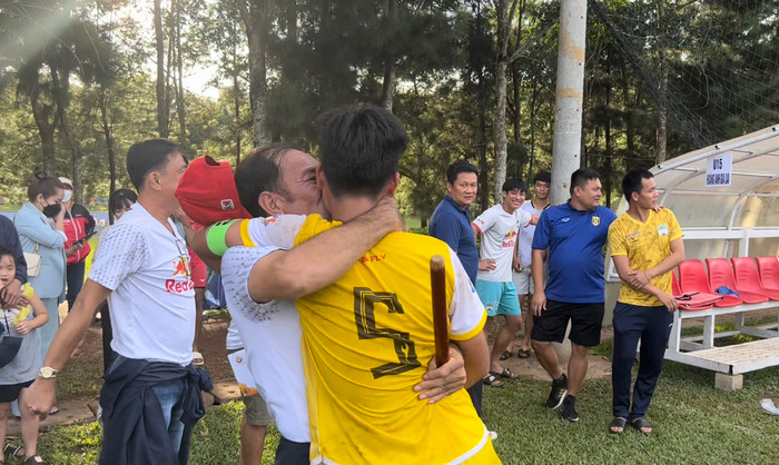  Nụ hôn của người bố dành cho đội trưởng U15 HAGL. 