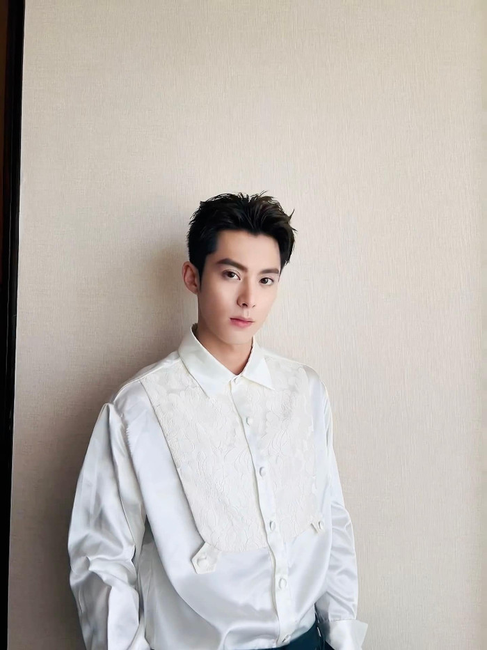 Vương Hạc Đệ là nam diễn viên vô tình vướng vào nghi vấn đính hôn với nhân viên của công ty chủ quản