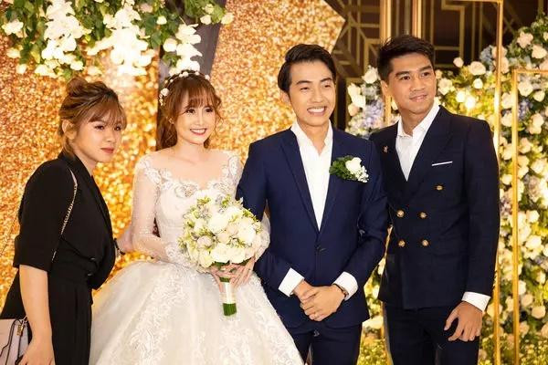 Cặp đôi cùng tham dự đám cưới Xemesis - Xoài Non và Cris Phan - Mai Quỳnh Anh. Thường ngày, hai người ít chia sẻ công khai về 'nửa còn lại ' của mình.