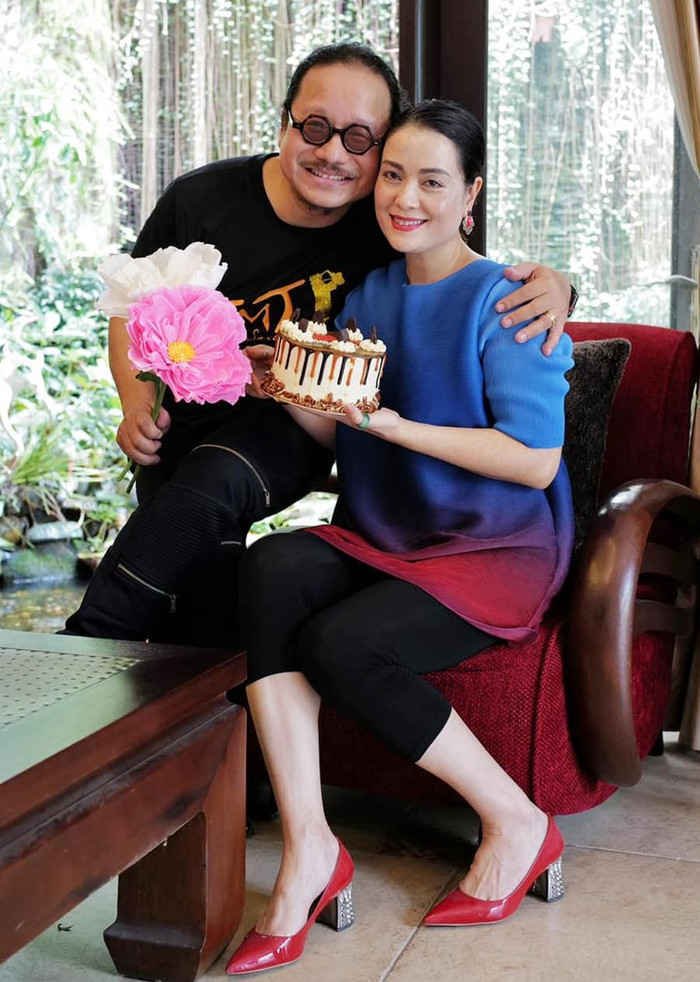 Vợ nhạc sĩ Trần Mạnh Tuấn cho biết ông vừa trải qua ca phẫu thuật vì tràn dịch màng não, kéo dài hai tiếng tại Bệnh viện Quân y 175.