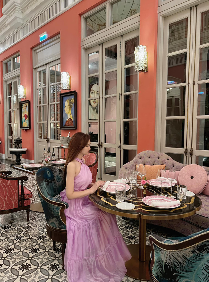 Trong bộ ảnh mới, Hương Giang hóa nàng nàng thơ trong bộ đầm tím mộng mơ với visual 'vạn người mê'.