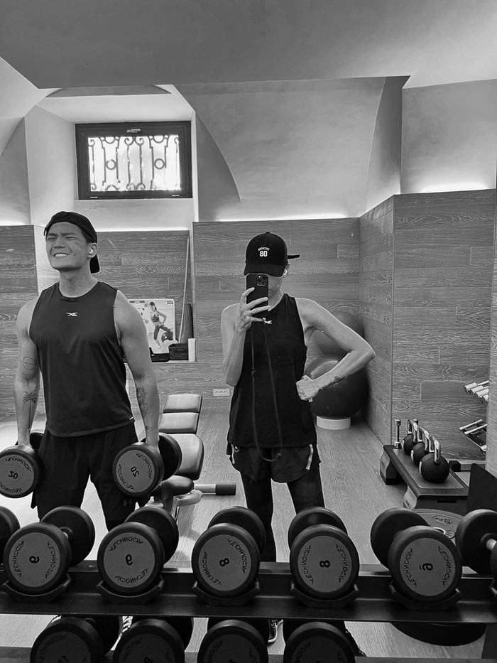 Cả hai luôn đồng hành cùng nhau từ công việc đến cuộc sống.