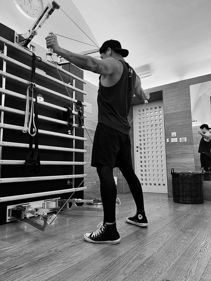 Huy Trần đăng tải khoảnh khắc hai vợ chồng tập gym, anh kiêm luôn vai trò PT của bà xã.