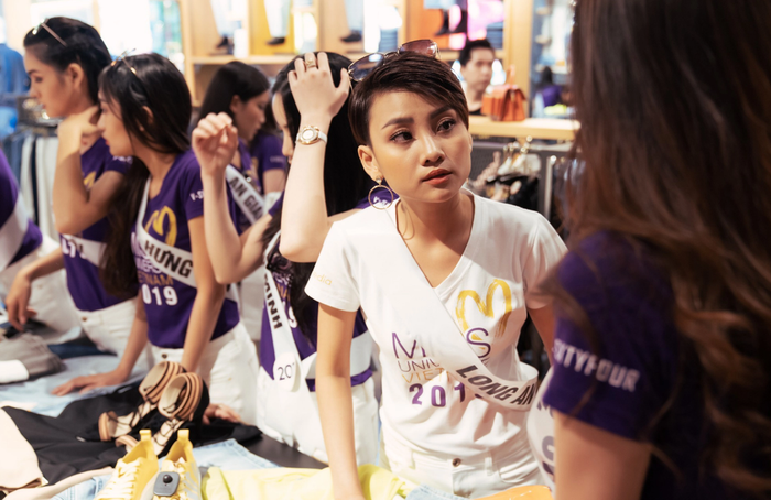 Drama lấy giày của nhau từng khiến Mỹ Khôi nhận không ít gạch đá vì 'quá ngang ngược' tại thời điểm dự thi Hoa hậu Hoàn vũ Việt Nam 2019. 