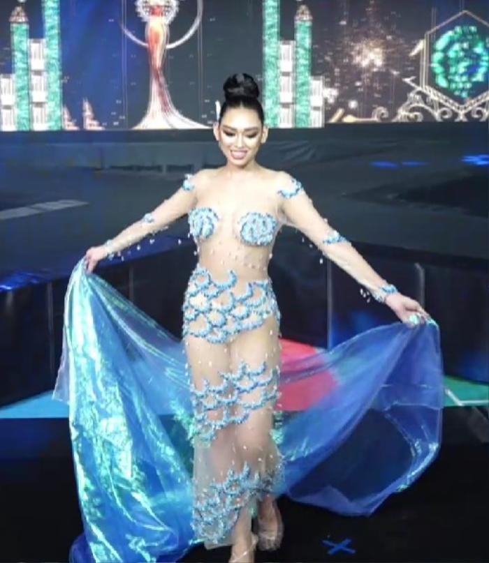 Đỏ mặt với váy dạ hội của thí sinh Miss Grand Campuchia: Trông như vảy cá, lộ hết cả nội y Ảnh 1