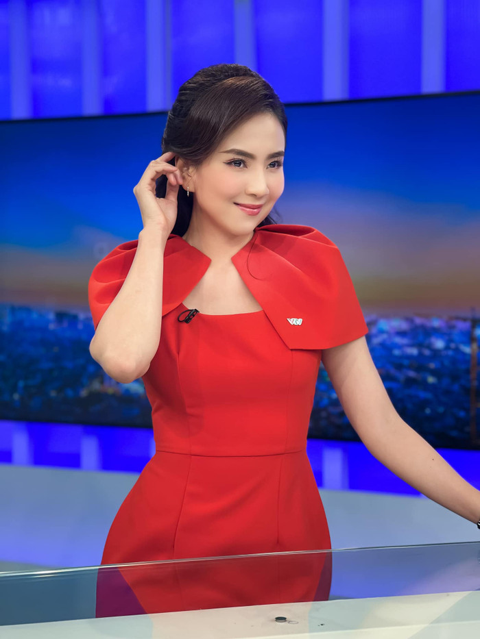 Chân dung nữ MC VTV vòng eo 56, 300 ngày đi làm không mặc trùng đồ Ảnh 1