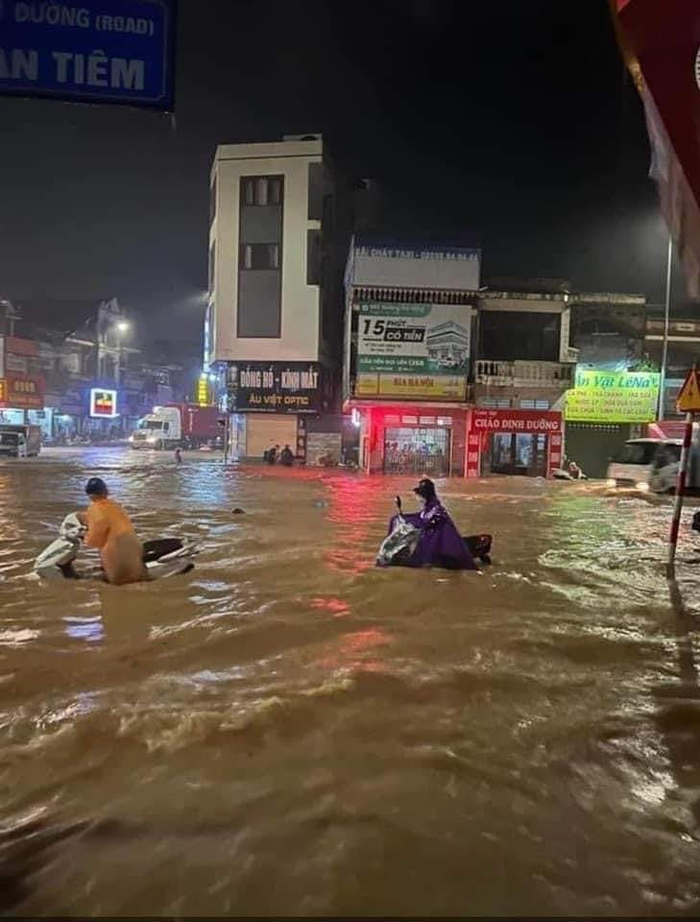 Mưa lớn ở Hải Phòng - Quảng Ninh: Người dân mất ngủ cả đêm vì nước tràn vào nhà, dâng cao hơn nửa người Ảnh 7