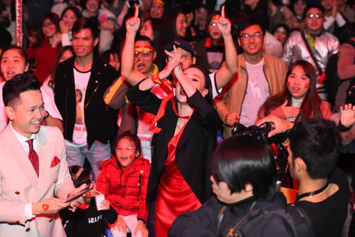 Phương Oanh hoà mình cùng người hâm mộ xem bóng đá. Ảnh: FBNV