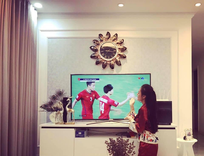 Tấm ảnh đặc biệt của Quỳnh Búp Bê đang được fan bóng đá chia sẻ trên mạng xã hội. Ảnh: FBNV