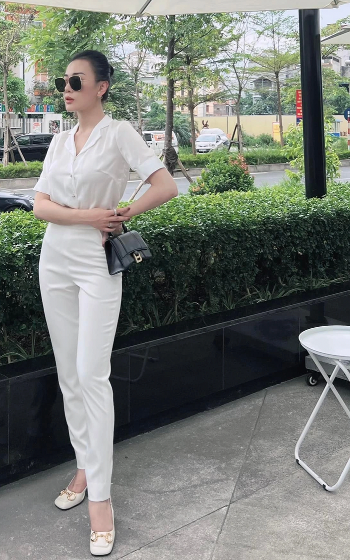 Chiếc túi cầm tay Hourglass của thương hiệu Balenciaga tôn vinh được vẻ đẹp thanh lịch, dễ dàng kết hợp với nhiều bộ cánh khác nhau nên Phương Oanh không ngại chi 36 triệu đồng để rinh về.&nbsp;