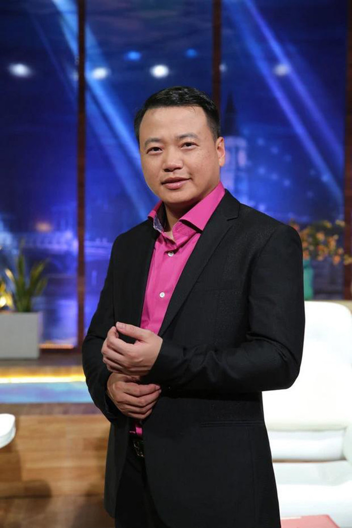 Shark Bình cho biết đã độc thân và hiện đang hẹn hò với diễn viên Phương Oanh.