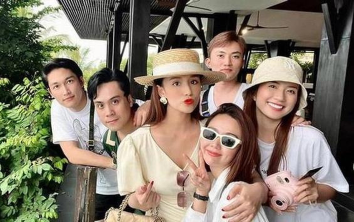 Hình ảnh Đình Tú - Huyền Lizzie - Ngọc Huyền và hội bạn thân đi chơi cùng nhau trước đó.
