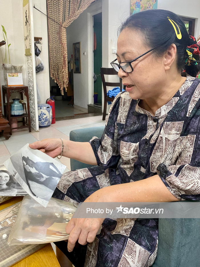 NSƯT Thanh Quý vui vẻ khoe từng xếp ảnh được cất giữ cẩn thận. 