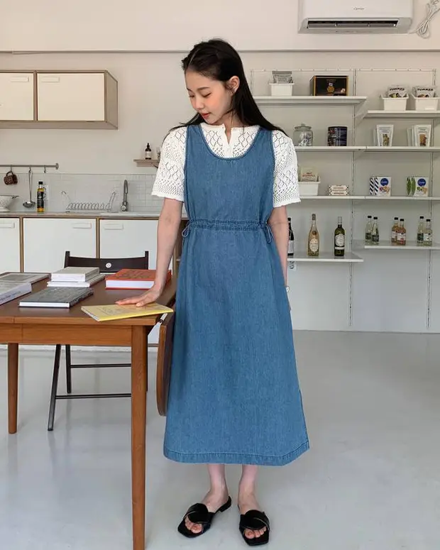 Váy gilet và áo thun trắng là combo giúp bạn trẻ ra vài tuổi. Đây là cách phối đồ tạo phong cách dễ thương và chưa từng bị lỗi mốt. Tuy nhiên, hãy chú ý cách chọn giày dép, vì trang phục khá nổi bật nên chỉ cần chọn giày dép đơn giản để outfit thêm tinh tế, hài hòa.