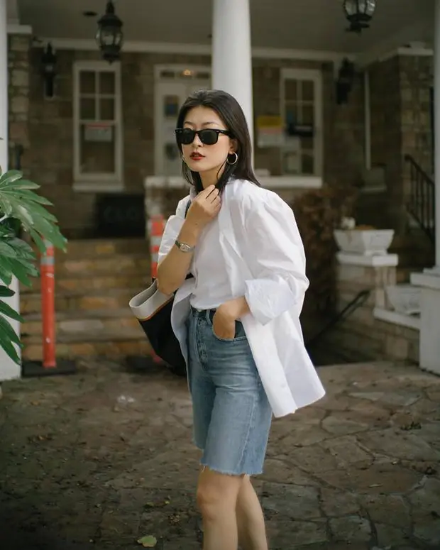 Áo sơ mi phối cùng áo thun trắng có vẻ nhàm chán, nhưng hãy tạo ra sự đột phá bằng cách mix cùng short jeans lửng. Set đồ này mang lại vẻ ngoài trẻ trung, bụi bặm, rất hợp với những cô nàng yêu thích phong cách cá tính, năng động. 