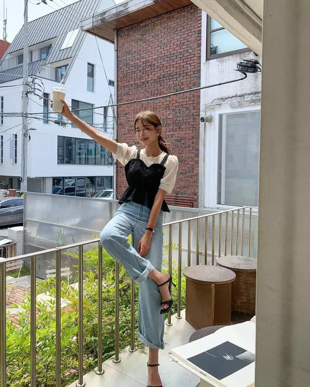 Không cần mặc váy mà vẫn thừa nữ tính nếu như bạn kết hợp áo gilet cách điệu với áo blouse tay bồng. Mix combo trên với quần jeans xanh là đã có ngay outfit trẻ trung, yêu kiều. Hoàn thiện tổng thể bằng một đôi sandals quai ngang để “hack” chiều cao nhé!