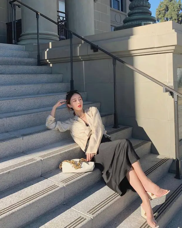 Áo sơ mi váy hai dây không phải là cách mix đồ mới nhưng lại được rất nhiều chị em ưa chuộng mỗi khi thu về. Đây là công thức mang lại vẻ phóng khoáng, sành điệu cho các cô nàng. Ngoài ra, áo sơ mi còn giúp che được khuyết điểm bắp tay to. Chỉ cần hoàn thiện outfit bằng một đôi sandal đế xuồng là chị em tự tin dạo phố rồi nhé!