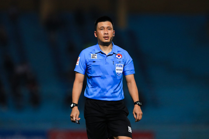 Trọng tài Hoàng Ngọc Hà đã không quan sát thấy cầu thủ Sài Gòn FC đã phạm lỗi với hậu vệ Hà Tĩnh, sau đó mới bị đá trúng chân trong vòng cấm. Ảnh: Minh Dân