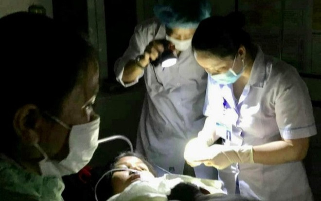 'Li kì' kíp trực rọi đèn đỡ đẻ cho sản phụ sinh 3 giữa đêm mất điện Ảnh 2