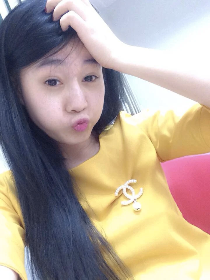 Dù ở độ tuổi đang còn đi học nhưng trông Phương Oanh vẫn khá thời thượng, không chỉ biết chọn lựa trang phục, cô còn có phong cách chụp ảnh khá trend ở thời điểm trước