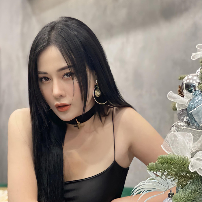 Nữ diễn viên có thể 'cân' mọi thể loại trang phục, phong cách