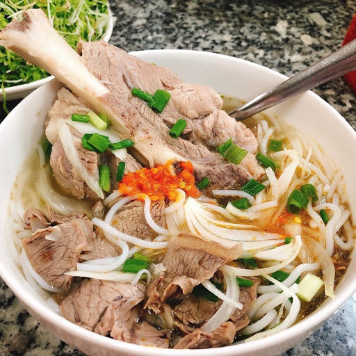 Với món bún chìa người nấu sử dụng phần thịt ở phía sau của chân con lợn, phần thịt này đặc biệt ngon