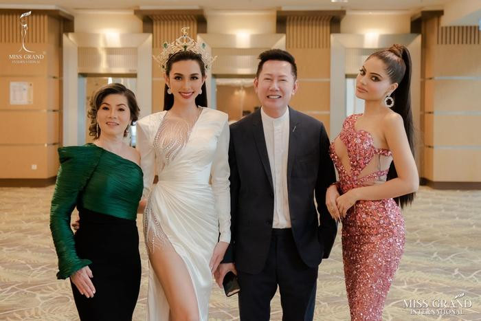 Thùy Tiên xinh lung linh với váy trắng cut-out, giật spotlight khi gặp lại bạn cùng phòng Miss Grand 2021 Ảnh 1