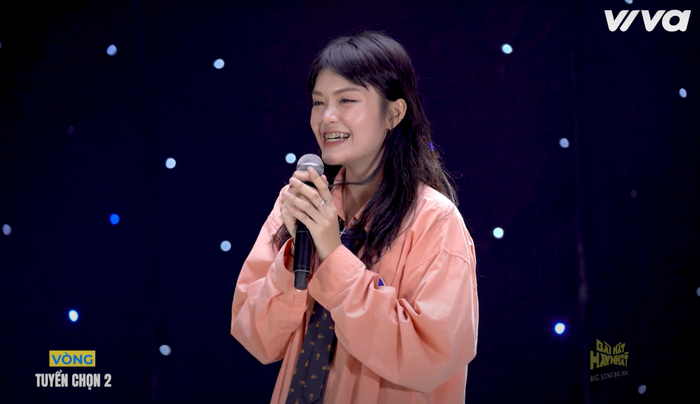 Lâm Sao Mai cười tít mắt khi nhận được lời khen từ giám khảo khó tính.