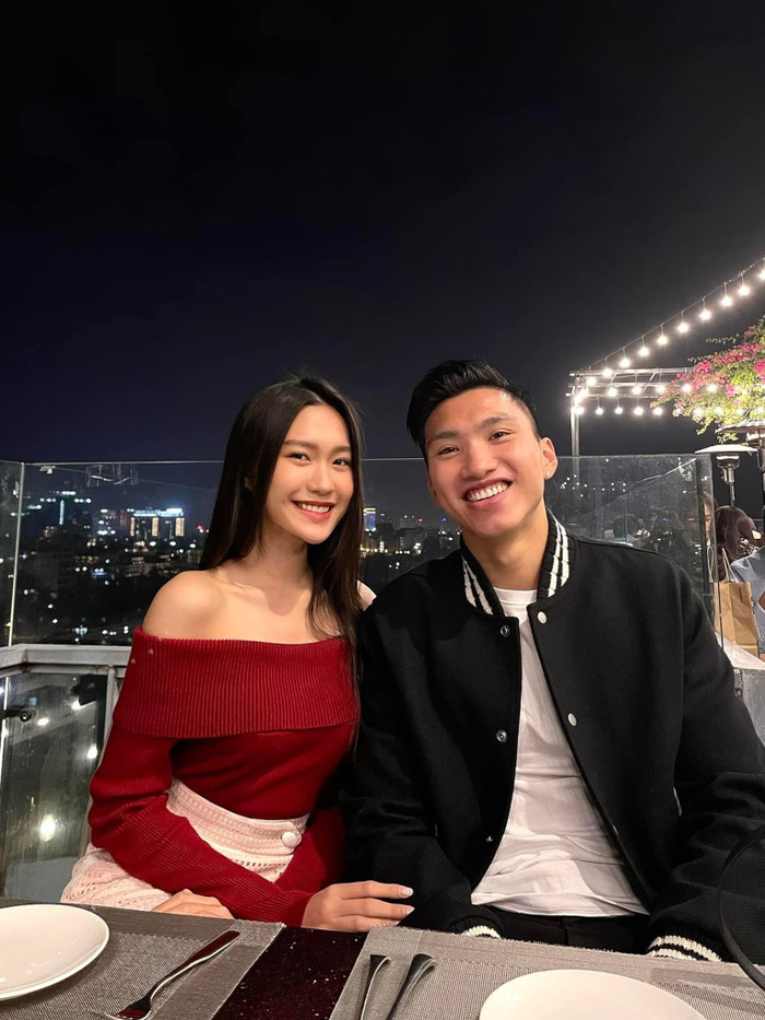 Bây giờ Đoàn Văn Hậu không phải gặp cảnh ngộ giống Công Vinh. Đoàn Văn Hậu đã công khai yêu Doãn Hải My. Ảnh: FBNV