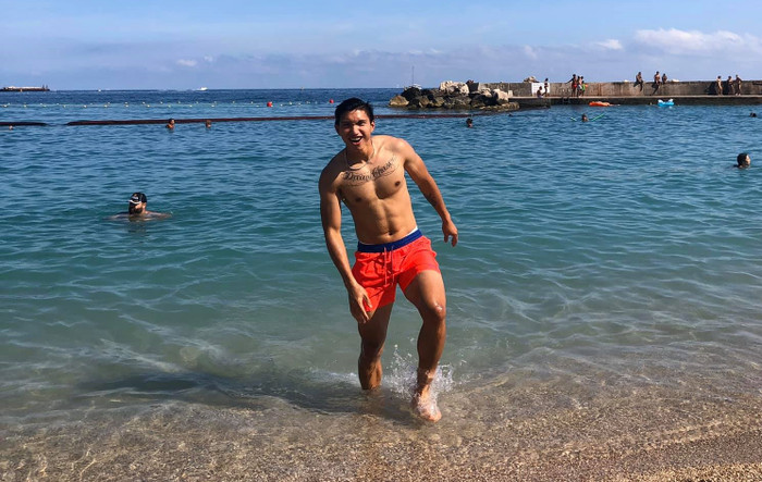 Đoàn Văn Hậu để lộ hình xăm ở ngực. Ảnh: FBNV