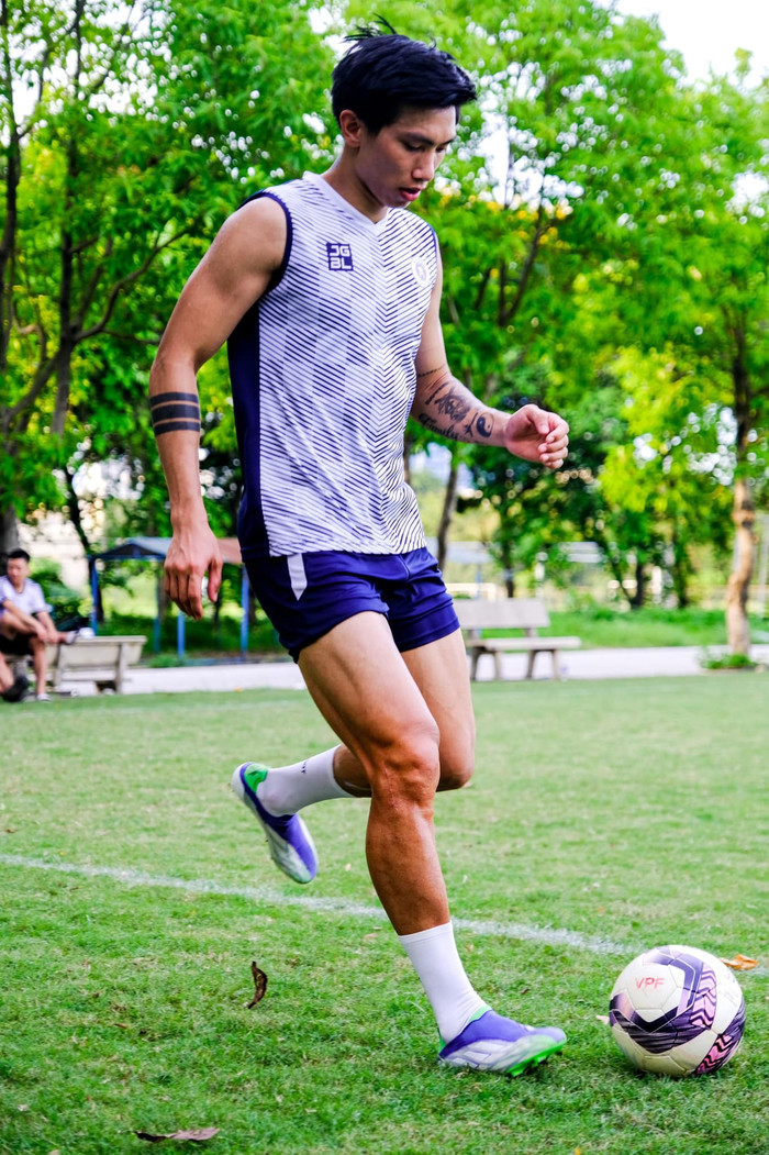 Đoàn Văn Hậu tiếp tục xăm trổ thêm nhiều hình xăm ở tay.