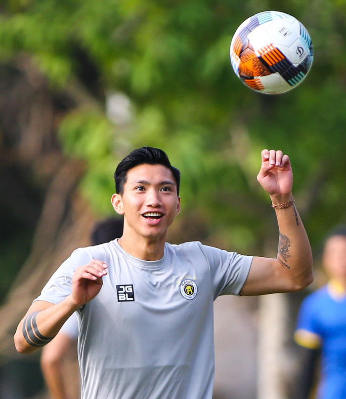 Đoàn Văn Hậu xăm trổ thêm ở hai tay với nhiều hình xăm.