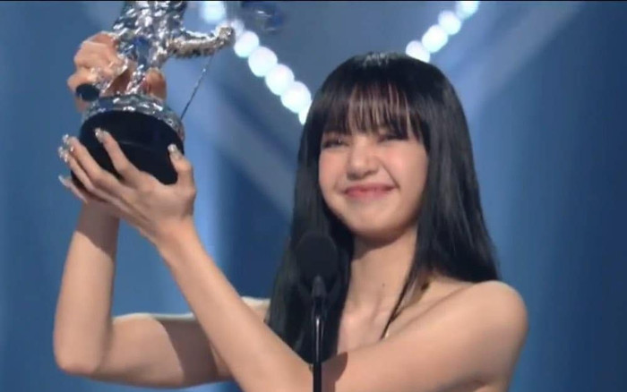 Lisa (BLACKPINK) là nữ nghệ sĩ Kpop solo đầu tiên thắng giải tại MTV VMAs 2022 Ảnh 2