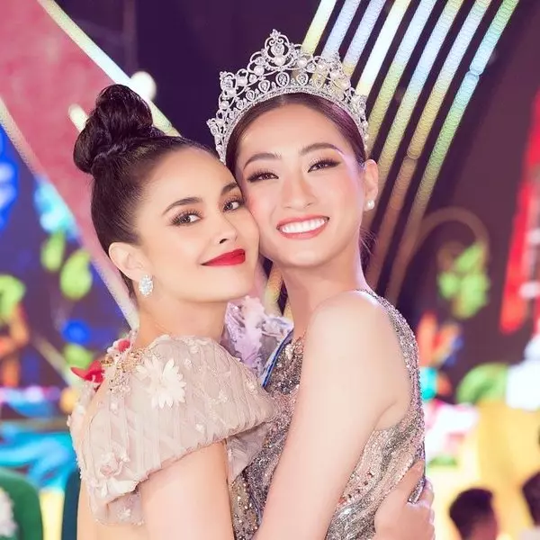 Cô là MC quen thuộc của các mùa Miss World và từng đọ sắc với Hoa hậu Lương Thùy Linh.