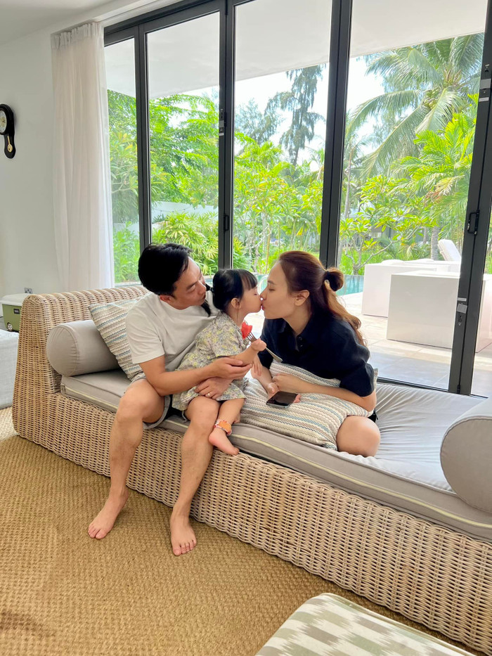 Cường Đô La chăm sóc, yêu thương con gái nhỏ hết mực.