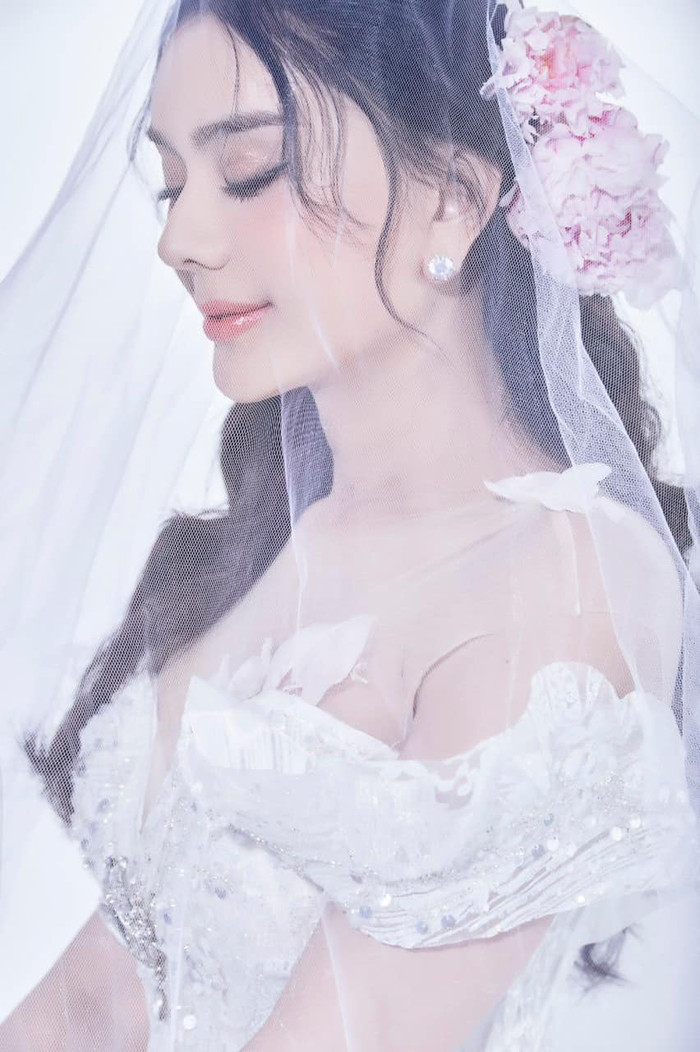  Lâm Khánh Chi đăng tải bộ ảnh tựa nàng thơ trong bộ váy trắng tinh khôi