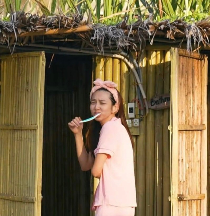 Thậm chí là khi tham gia các show truyền hình, người đẹp 9X vẫn không ngần ngại xuất hiện với hình ảnh đời thường của mình trước công chúng.