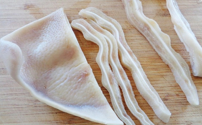 Tai heo là một phần nguyên liệu không thể thiếu để làm nên đặc sản tré Bình Định