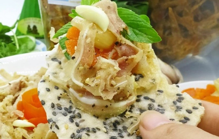 Tré thường ăn kèm với bánh tráng (có nơi gọi là bánh đa) và các loại rau sống chấm cùng với nước mắm giã với ớt tỏi