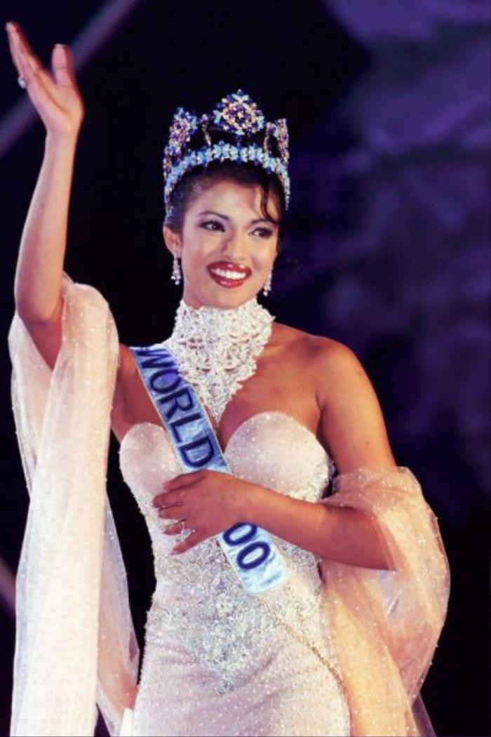 Miss World Priyanka Chopra sau 22 năm đăng quang: Nhan sắc ngày càng thăng hạng tựa nữ thần Ảnh 1