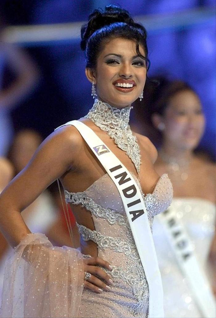 Miss World Priyanka Chopra sau 22 năm đăng quang: Nhan sắc ngày càng thăng hạng tựa nữ thần Ảnh 2