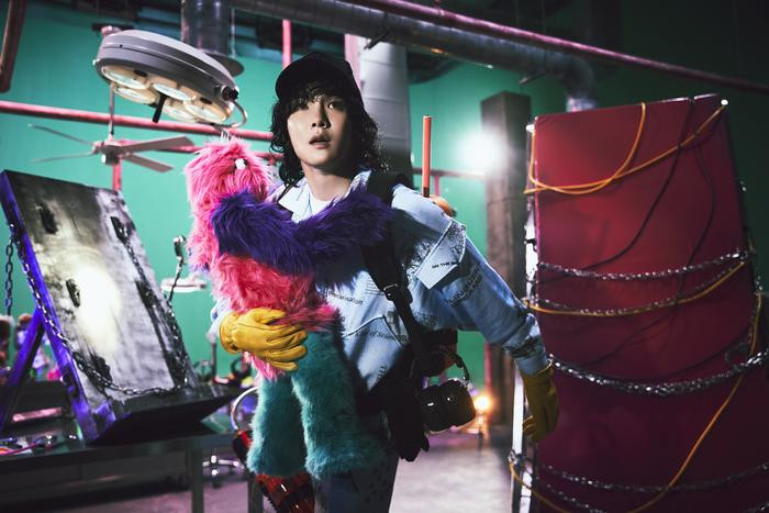 KEY hóa thân phiên bản nam của Siren (Love, Death & Robot) trong MV 'Gasoline'? Ảnh 1