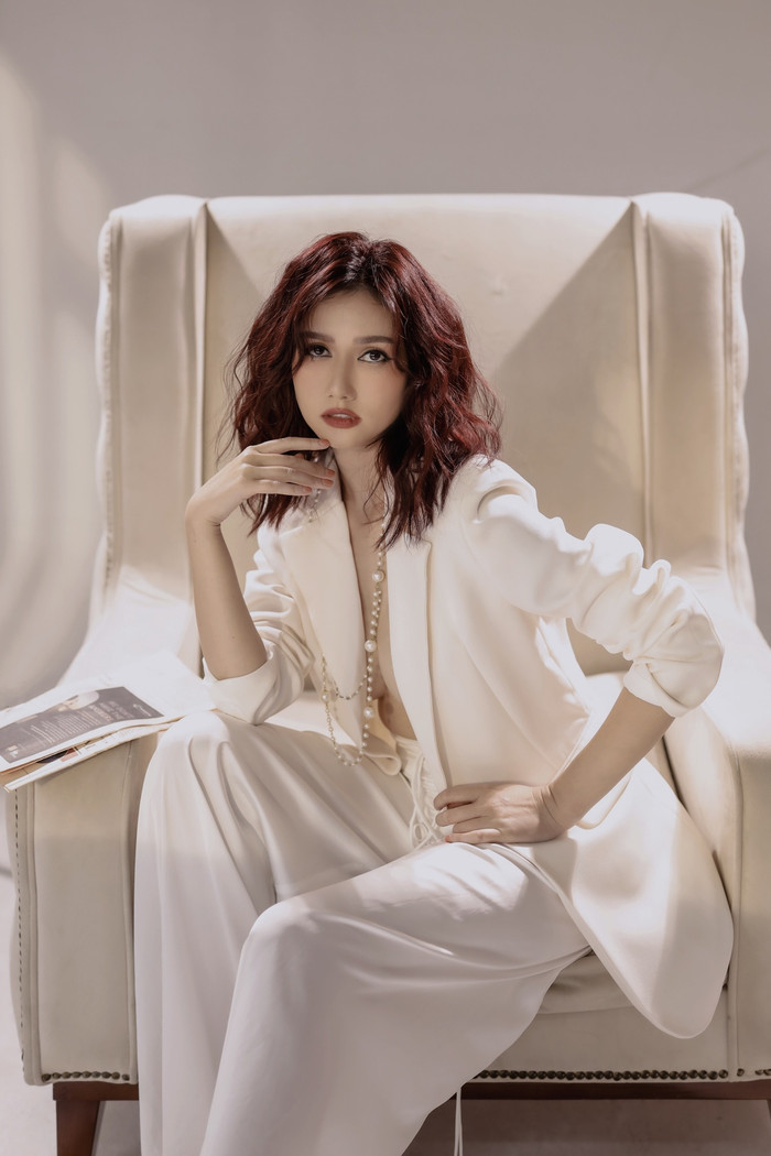 Kể từ sau khi chia tay Đình Tú, Hương Giang thường xuyên đăng tải những dòng tâm trạng trên mạng xã hội. 