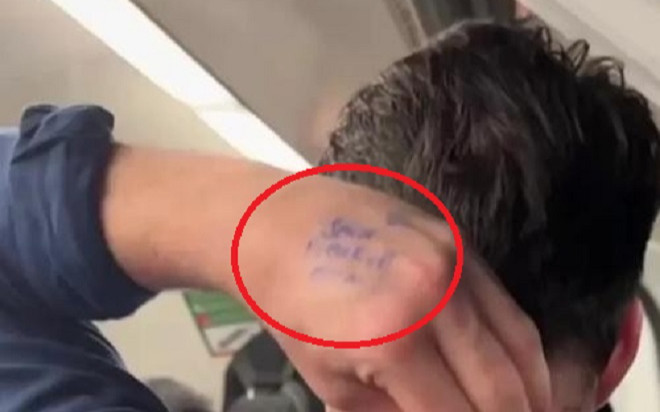 Người đàn ông viết hẳn ghi chú vào mu bàn tay để nhắc nhớ, nội dung khiến ai nhìn thấy cũng bất ngờ Ảnh 2