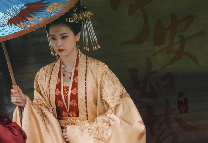 Bạch Lộc bị chê 'già như bà thím' khi tạo hình trong phim Ninh An Như Mộng rò rỉ trên mạng. 