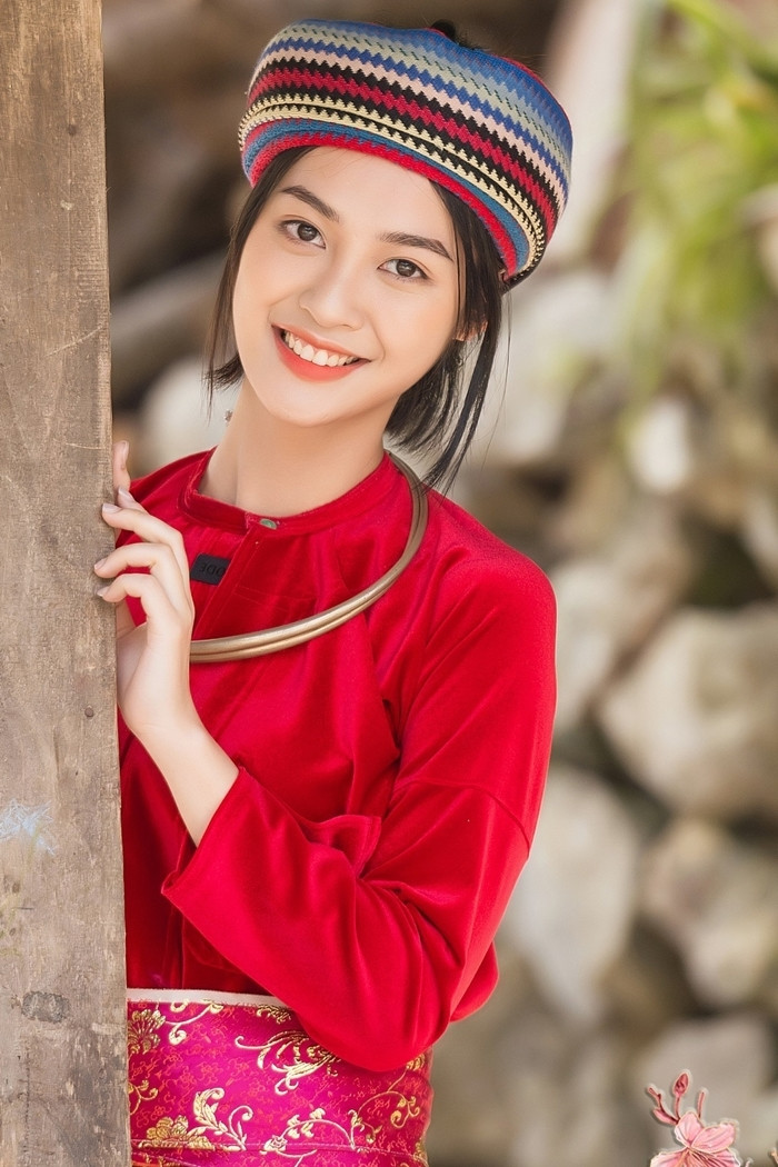 Hoa hậu Nông Thuý Hằng khiến netizen tranh cãi vì mang giày cao gót 20cm đi từ thiện Ảnh 3