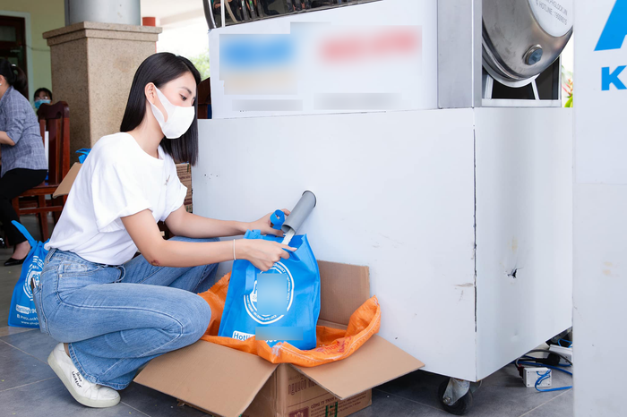 Hoa hậu Tiểu Vy khiến người hâm mộ phải 'đổ đừ đứ' vì cách ăn mặc gần gũi. 