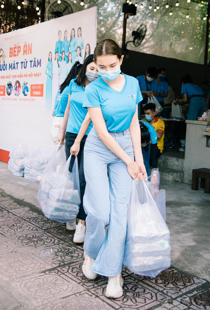 Hoa hậu Thuỳ Tiên cũng là 'tấm gương' tinh tế khi tham gia giúp đỡ những người có hoàn cảnh khó khăn. 