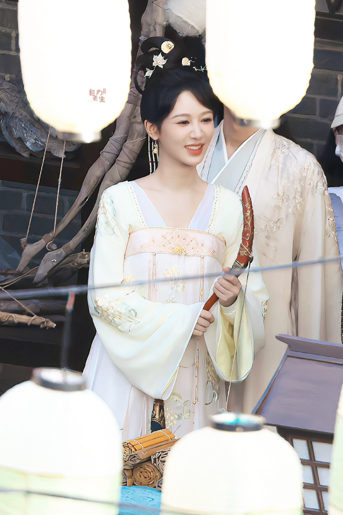 Dương Tử đã ở phim trường nhiều ngày. 