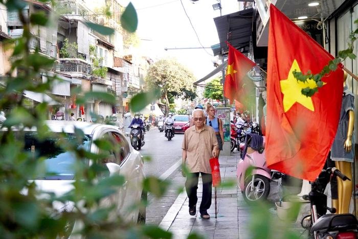 Đường phố rực sắc cờ hoa mừng Quốc khánh 2/9: 'Ngày này ra đường thử đi, sẽ thấy Tổ quốc đẹp nhường nào' Ảnh 5